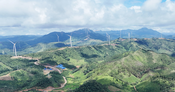亚洲首个跨境输电新能源项目、东南亚单体规模最大风电项目——老挝孟松600兆瓦山地风电项目,项目助力老挝打造“东南亚蓄电池”战略目标,为东盟国家跨境电力合作提供了示范样本。.jpg
